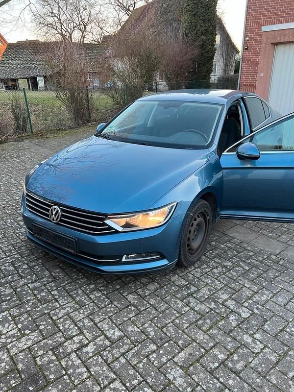 Gebraucht VW Passat Comfortline 150 PS (110 kW) 2016 Blau Limousine