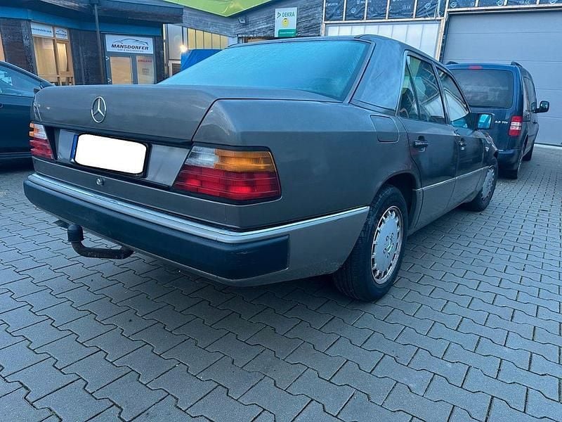 Gebraucht Mercedes E260 160 PS (117 kW) 1990 Grau Limousine