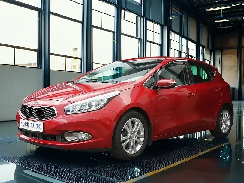 Gebraucht Kia Ceed Style 135 PS (99 kW) 2014 Rot Kleinwagen