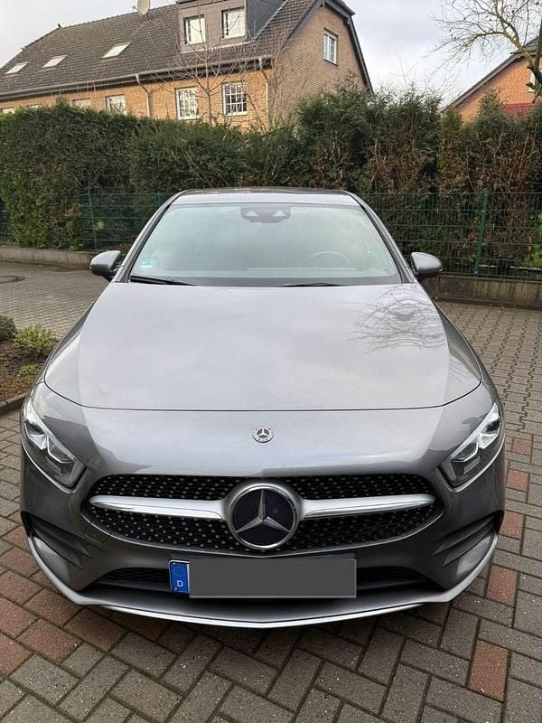 Grau Gebraucht 2018 Mercedes A200 Kleinwagen | 19.000 € (Fairer Preis) - Bild 1/4