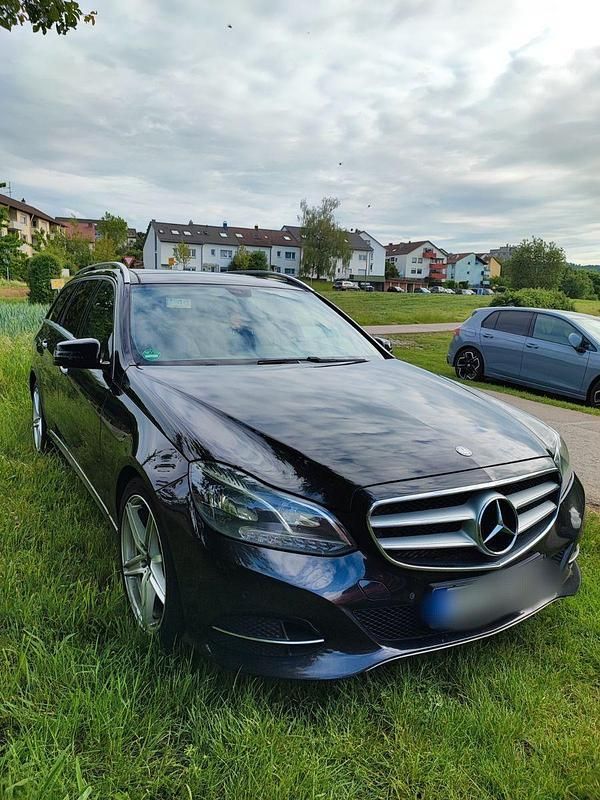 Schwarz Gebraucht 2015 Mercedes E220 Avantgarde Kombi | 10.500 € (Guter Preis) - Bild 1/4
