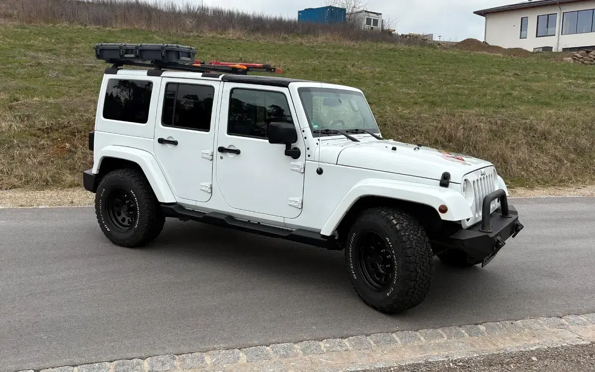 Gebraucht Jeep Wrangler Unlimited Sahara 284 PS (208 kW) 2016 Weiß SUV