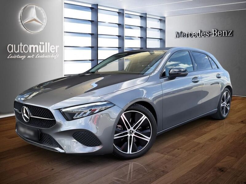Grau Gebraucht 2024 Mercedes A180 Night Limousine | 29.980 € (Fairer Preis) - Bild 1/4