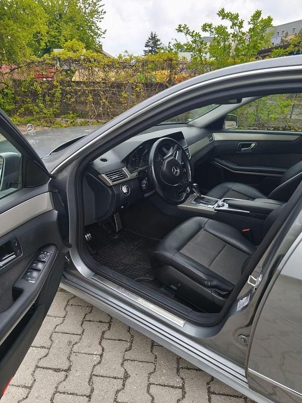 Gebraucht Mercedes E250 Elegance 204 PS (150 kW) 2009 Grau Limousine