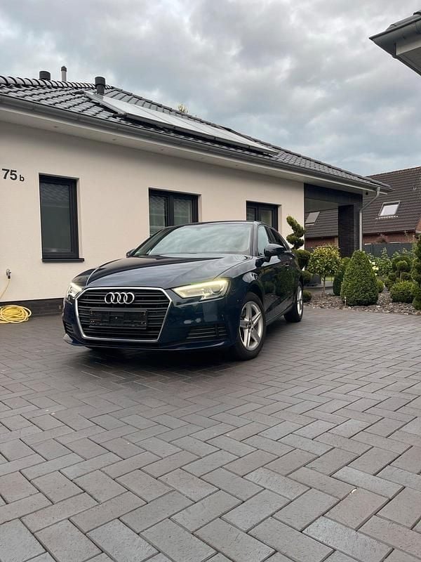 Blau Gebraucht 2017 Audi A3 Attraction Limousine | 15.500 € (Superpreis) - Bild 1/4