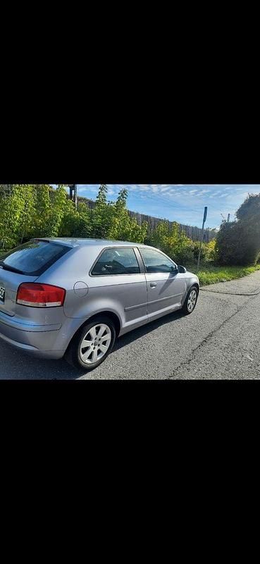 Blau Gebraucht 2004 Audi A3 Ambiente Limousine | 1.000 € (Superpreis) - Bild 1/4