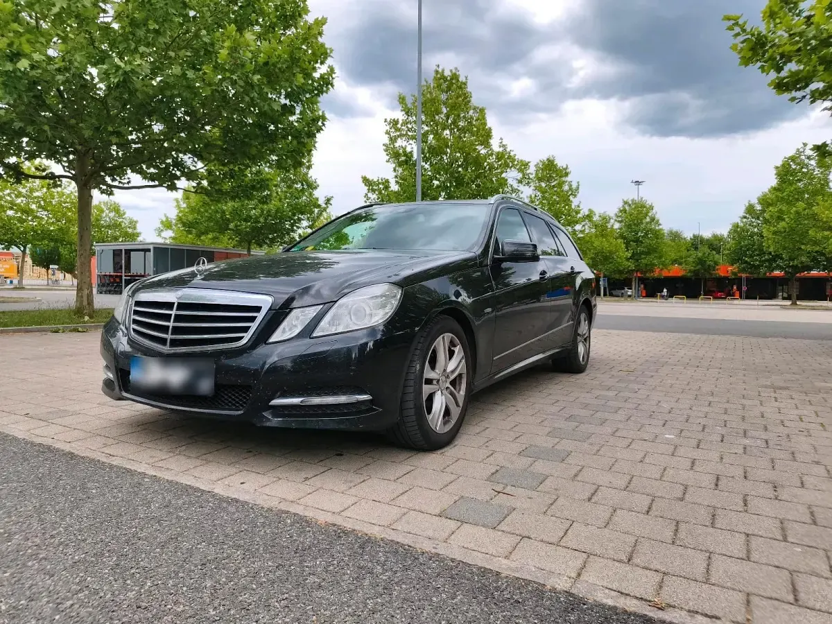 Gebraucht Mercedes E300 231 PS (169 kW) 2011 Schwarz Kombi