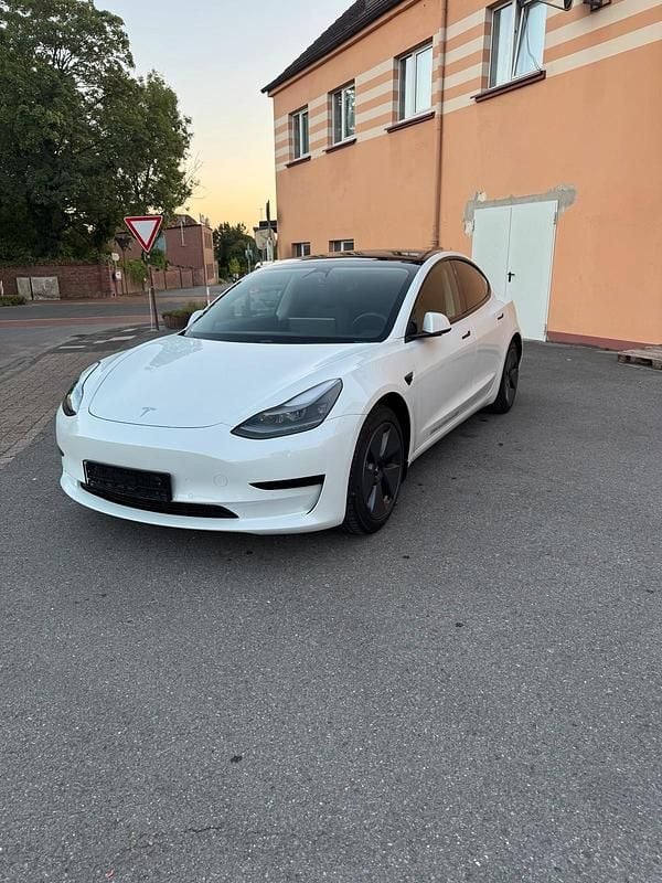 Weiß Gebraucht 2021 Tesla Model 3 Standard Range Plus Limousine | 27.450 € (Etwas zu teuer) - Bild 1/4