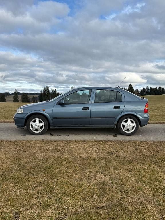 Gebraucht Opel Astra 101 PS (74 kW) 1998 Blau Limousine