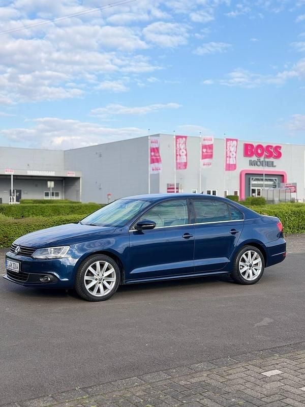 Second-hand VW Jetta 122 CP (89 kW) 2011 Albastru Berlinǎ