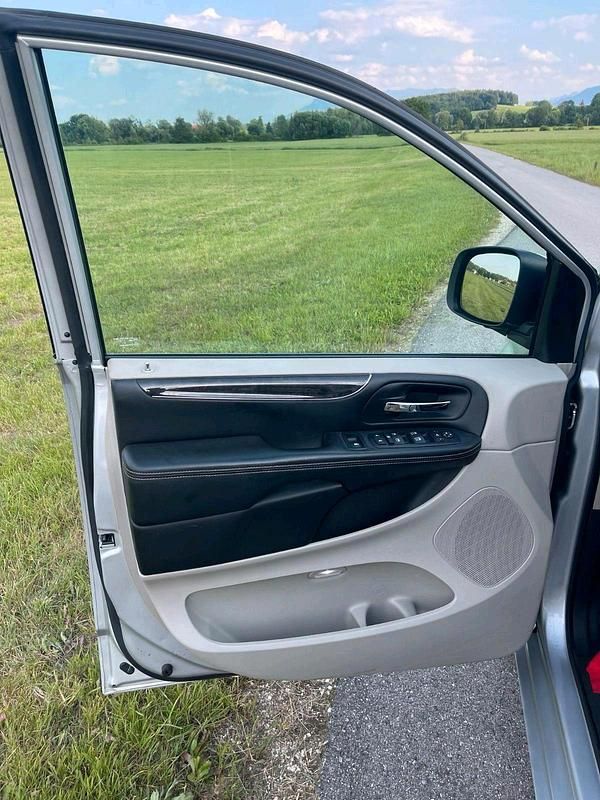 Gebraucht Lancia Voyager Gold 164 PS (120 kW) 2012 Silber Van / Kleinbus