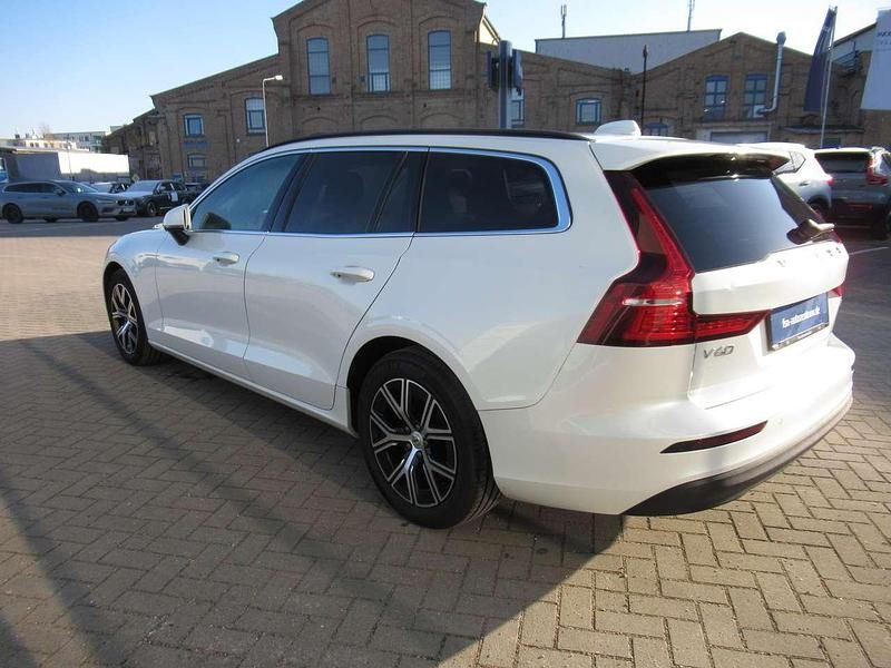 Gebraucht Volvo V60 Core 163 PS (119 kW) 2024 Crystal white pearl Kombi