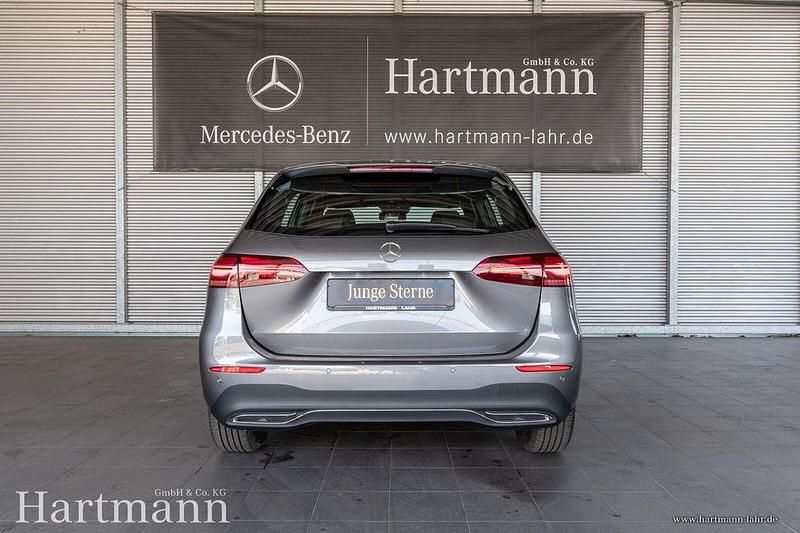 Gebraucht Mercedes B200 Advanced 163 PS (119 kW) 2024 Mountaingrau Van / Kleinbus