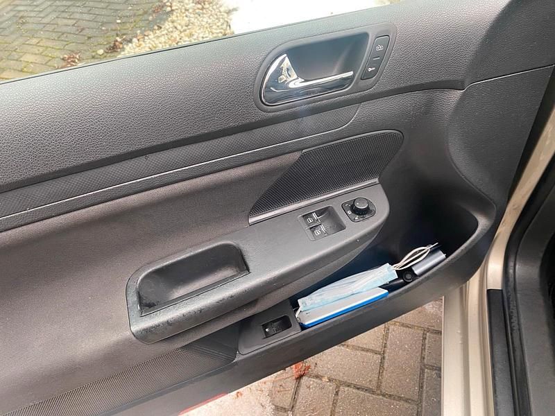 Gebraucht VW Golf V 102 PS (75 kW) 2004 Gold Kleinwagen