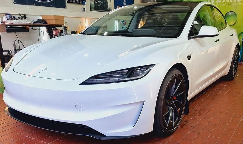 Weiß Gebraucht 2024 Tesla Model 3 Performance Limousine | 49.999 € (Fairer Preis) - Bild 1/4