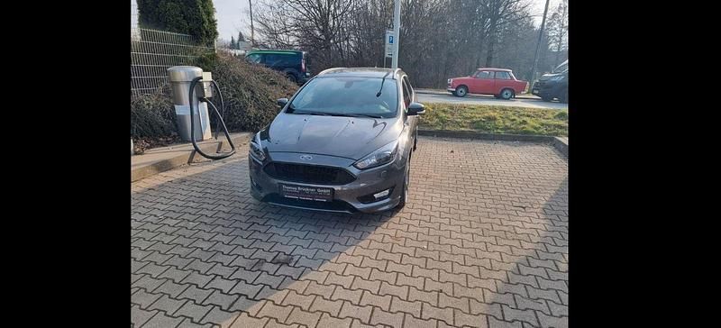 Grau Gebraucht 2018 Ford Focus ST-Line Kombi | 15.999 € (Fairer Preis) - Bild 1/4