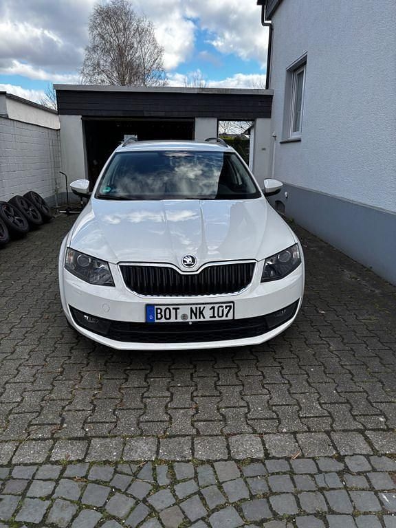 Gebraucht Skoda Octavia Elegance 140 PS (102 kW) 2014 Weiß Kleinwagen