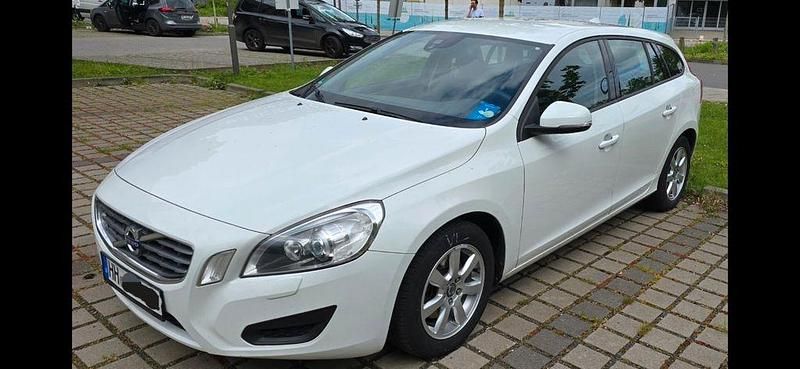 Używany Volvo V60 163 KM (119 kW) 2011 Biały Kombi