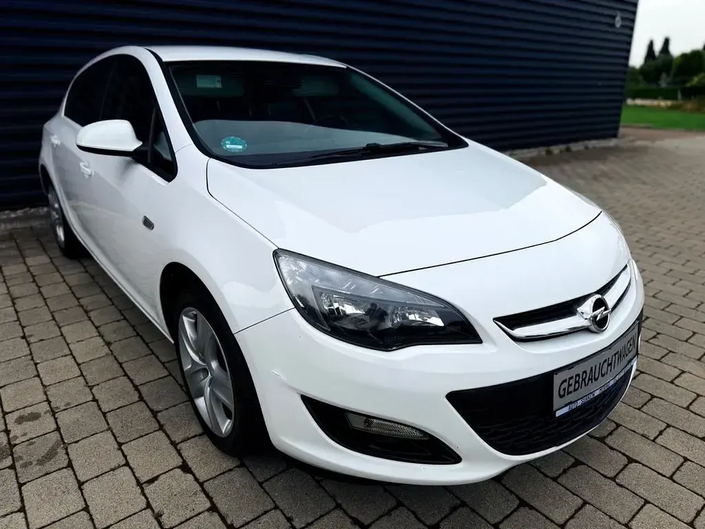 Gebraucht Opel Astra 101 PS (74 kW) 2013 Weiß Limousine