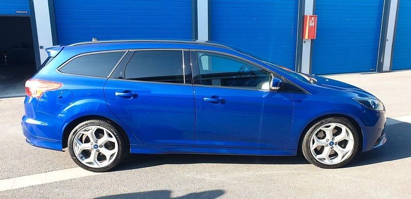 Blau Gebraucht 2013 Ford Focus ST Kombi | 11.500 € (Etwas zu teuer) - Bild 1/4