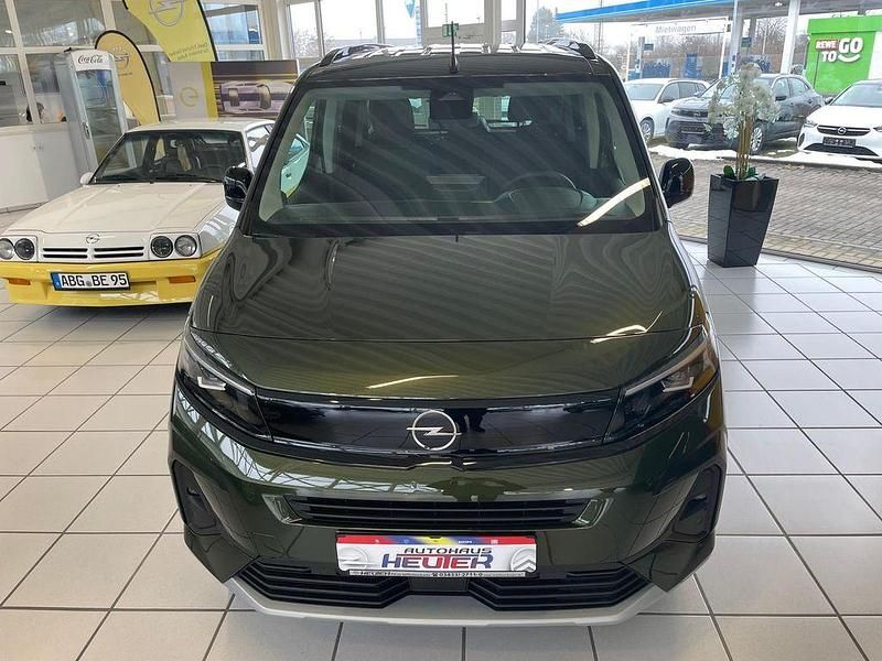 Neu Opel Combo Life 131 PS (96 kW) 2026 Sirkka grün Van / Kleinbus