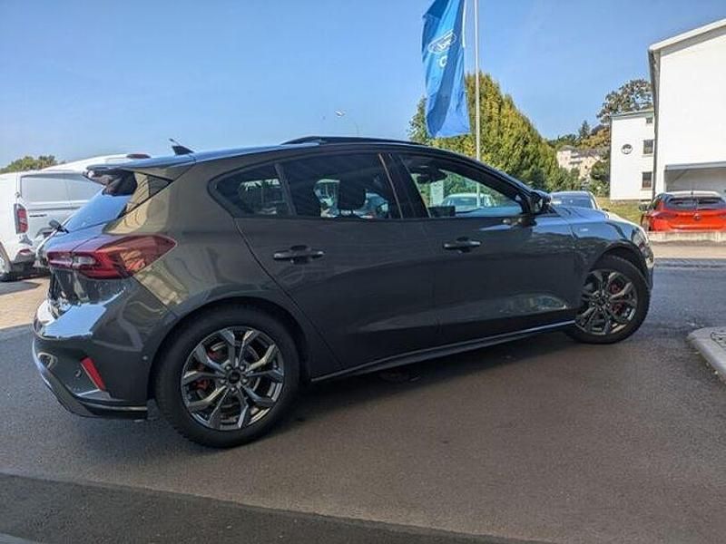 Gebraucht Ford Focus ST-Line X 116 PS (85 kW) 2023 Grau, magneticgrau (metallic) Limousine