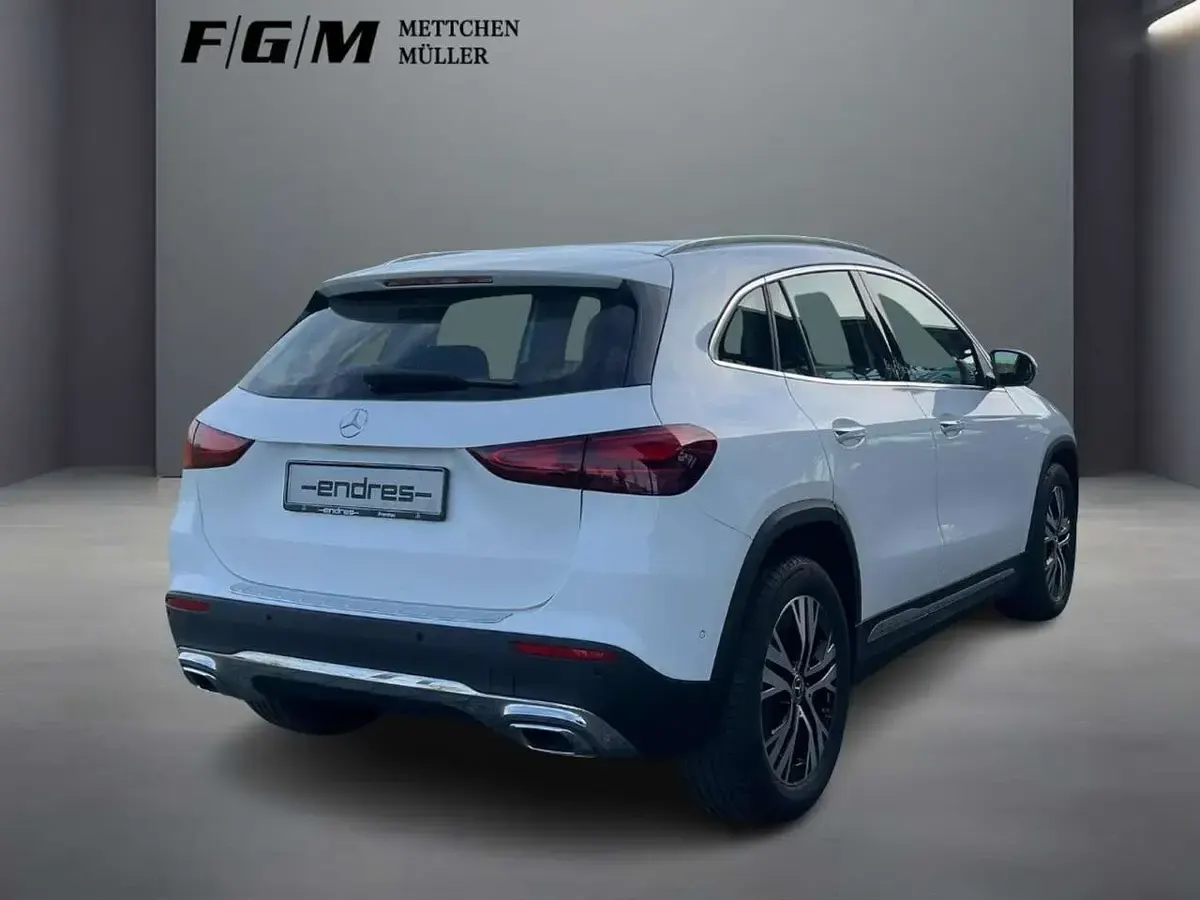 Second-hand Mercedes GLA250 Progressive 224 CP (164 kW) 2024 Alb SUV