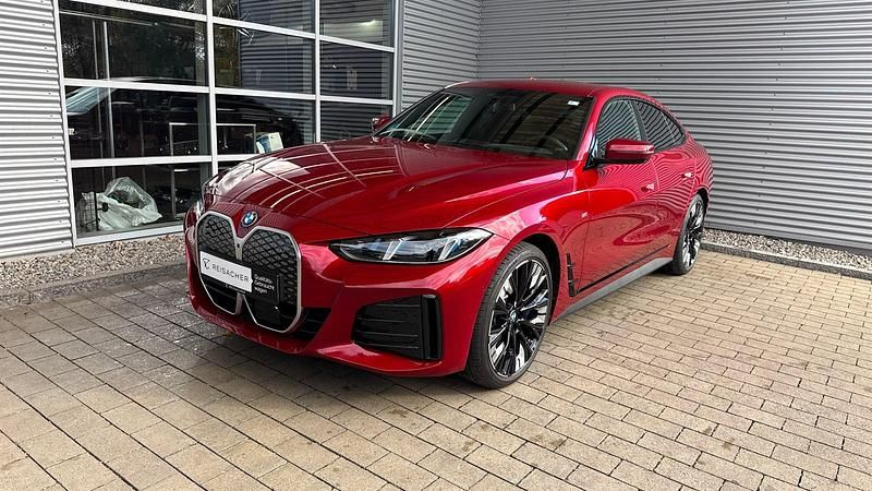 Fire red metallic Gebraucht 2025 BMW i4 Comfort Edition Limousine | 51.990 € (Superpreis) - Bild 1/4