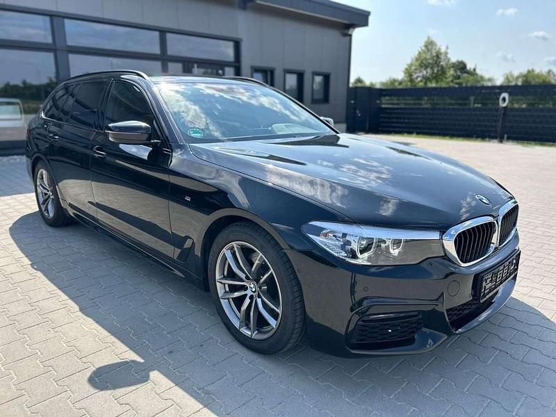 Black sapphire metallic Gebraucht 2020 BMW 520 M Sport Kombi | 26.589 € (Fairer Preis) - Bild 1/4