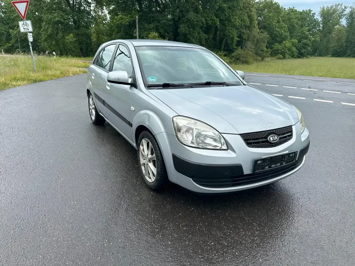 Używany Kia Rio 97 KM (71 kW) 2008 Srebrny Hatchback