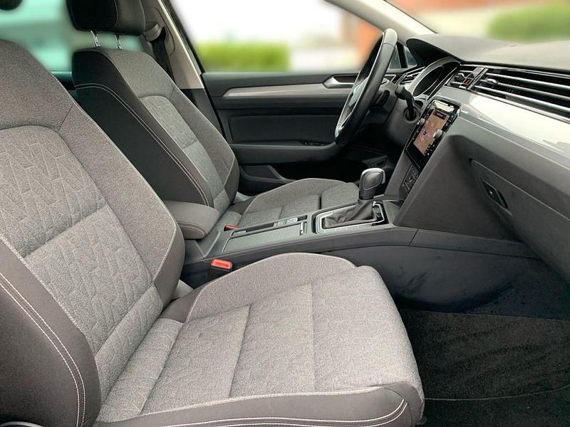 Gebraucht VW Passat Business 150 PS (110 kW) 2023 Grau Kombi