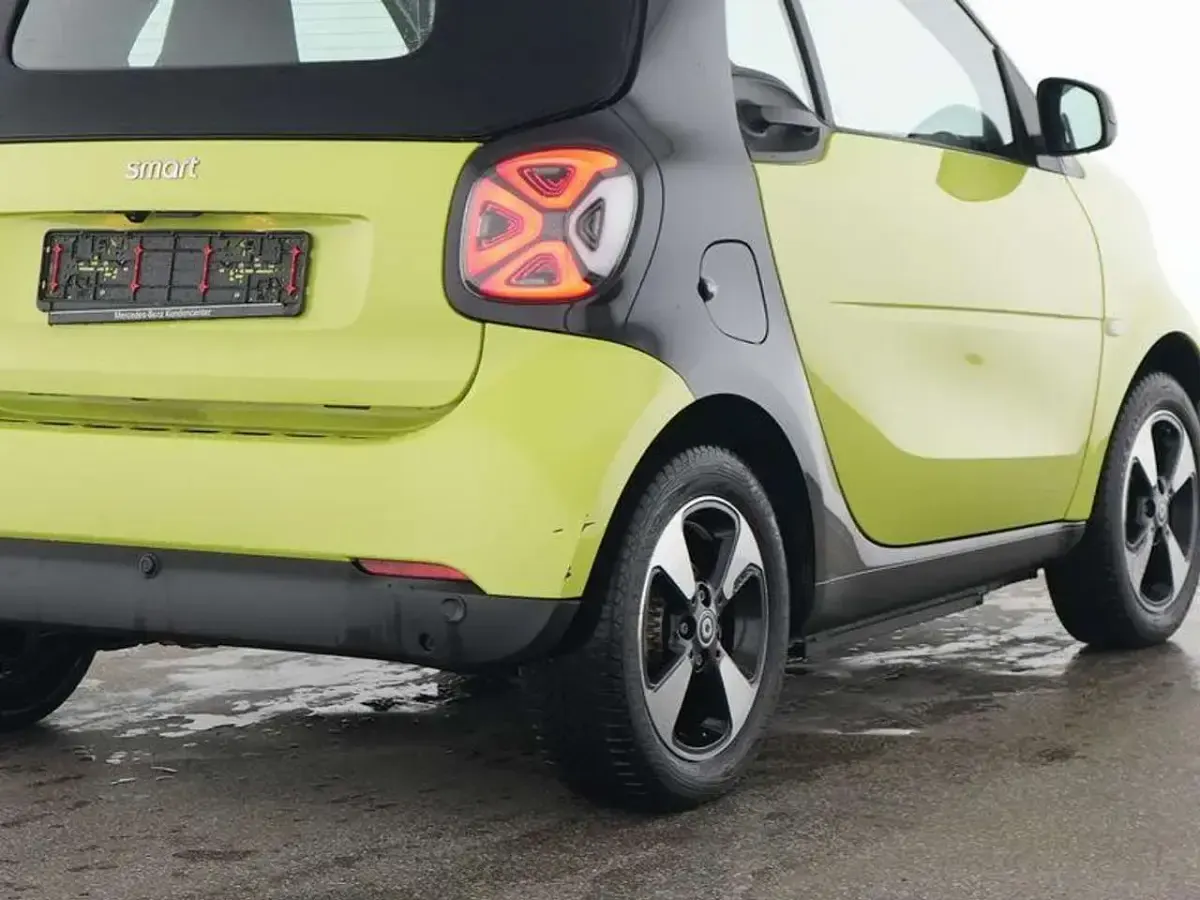 Gebraucht Smart ForTwo Electric Drive Exclusive 60 kW (82 PS) 2024 Bodypanels in lime green uni Cabrio