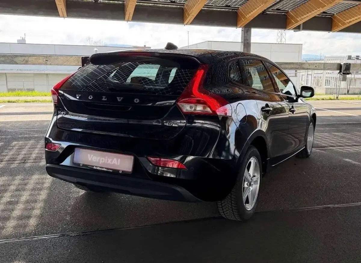 Gebraucht Volvo V40 You! 114 PS (83 kW) 2014 Black sapphire / metallic Limousine