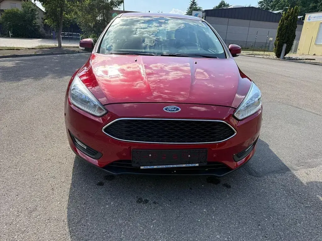 Gebraucht Ford Focus Trend 101 PS (74 kW) 2016 Rot Limousine