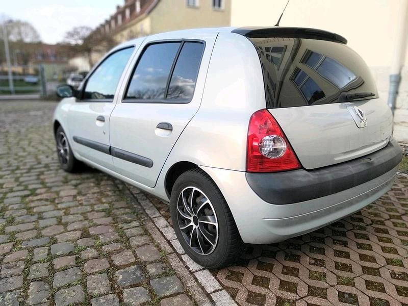 Gebraucht Renault Clio II 82 PS (60 kW) 2004 Silber Kleinwagen