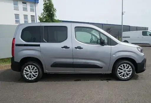 Neu Fiat Doblò Comfort 131 PS (96 kW) 2026 Grau Van / Kleinbus