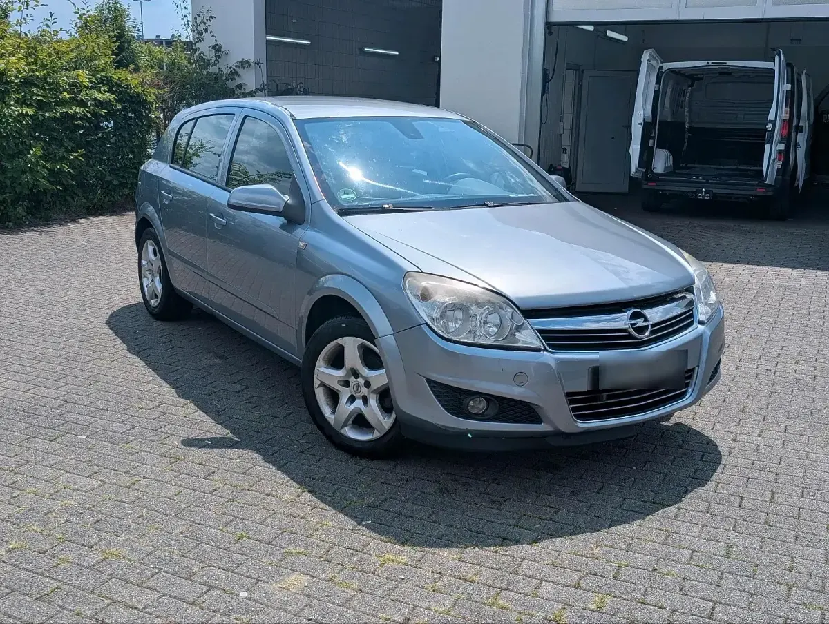Gebraucht Opel Astra 115 PS (84 kW) 2008 Silber Limousine