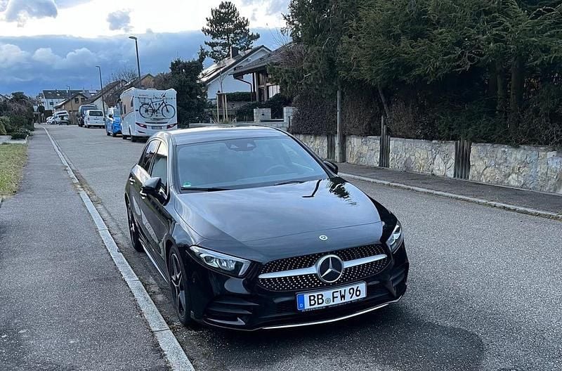 Schwarz Gebraucht 2019 Mercedes A200 AMG line Limousine | 22.999 € (Fairer Preis) - Bild 1/4