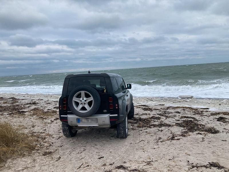 Gebraucht Land Rover Defender SE 200 PS (147 kW) 2022 Schwarz SUV