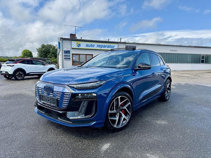 Blau Gebraucht 2024 Audi SQ6 e-tron Edition .1 SUV | 73.990 € (Fairer Preis) - Bild 1/3