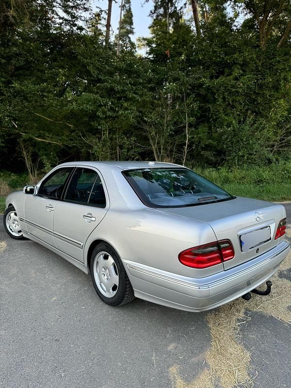 Second-hand Mercedes E270 169 CP (124 kW) 2001 Argintiu Berlinǎ