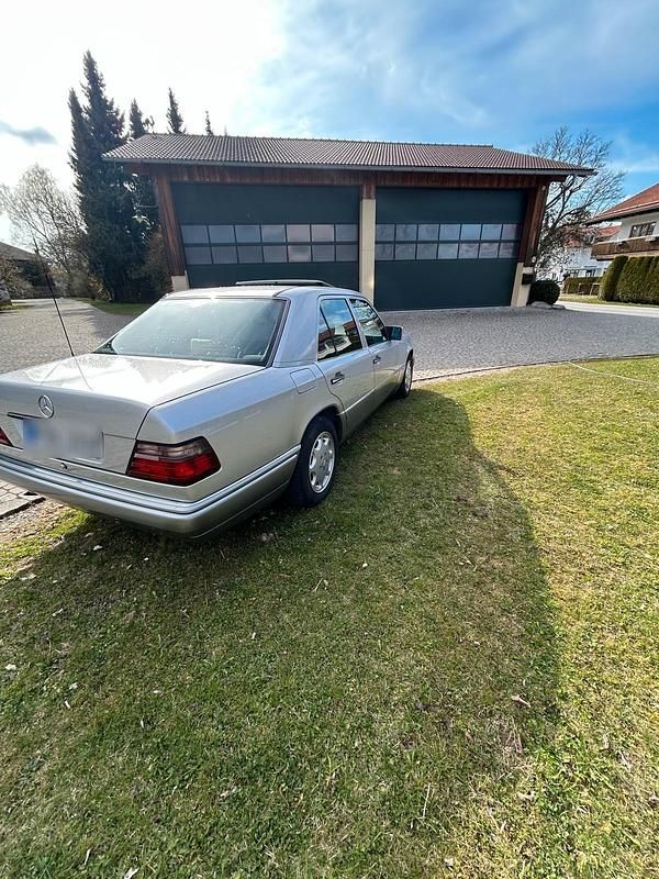 Usata Mercedes E250 113 CV (83 kW) 1994 Argento Berlina