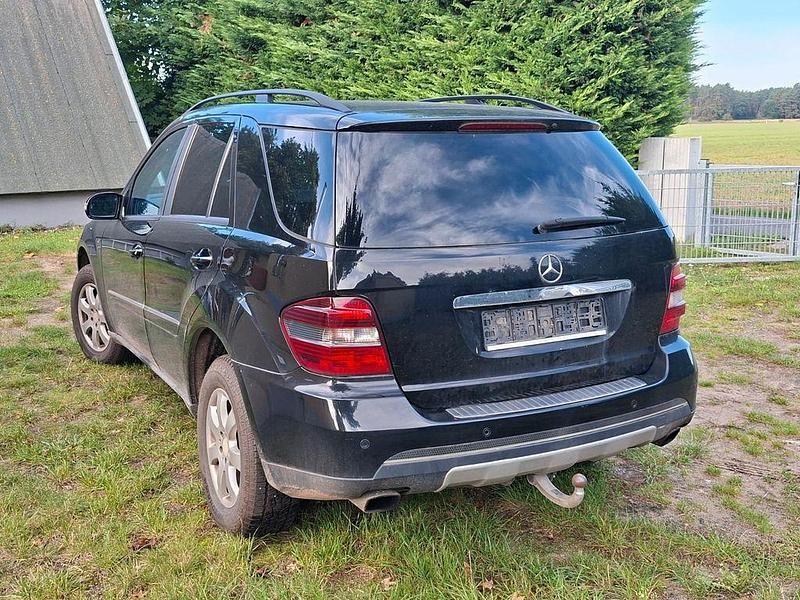 Gebraucht Mercedes ML320 224 PS (164 kW) 2005 Schwarz SUV