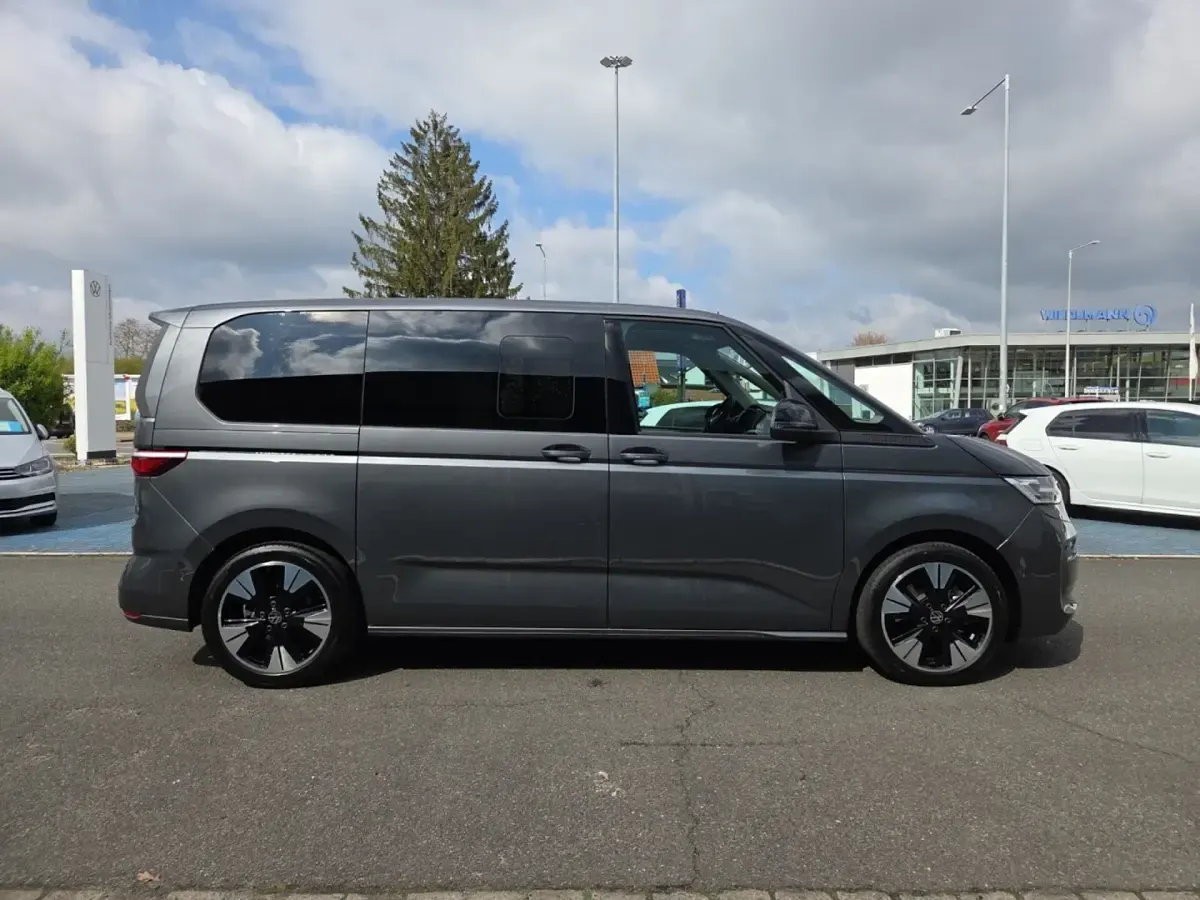 Gebraucht VW Multivan Life 150 PS (110 kW) 2025 Grau metallic Van / Kleinbus