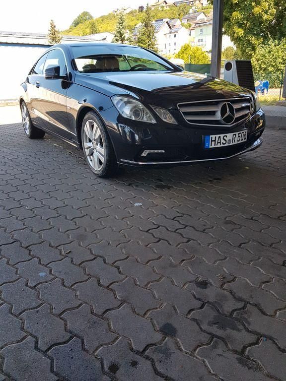 Schwarz Gebraucht 2010 Mercedes E250 Avantgarde Coupé | 6.800 € (Superpreis) - Bild 1/4