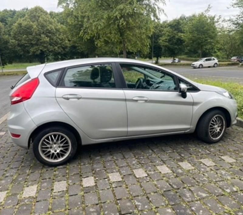 Gebraucht Ford Fiesta Trend 82 PS (60 kW) 2010 Silber Kleinwagen