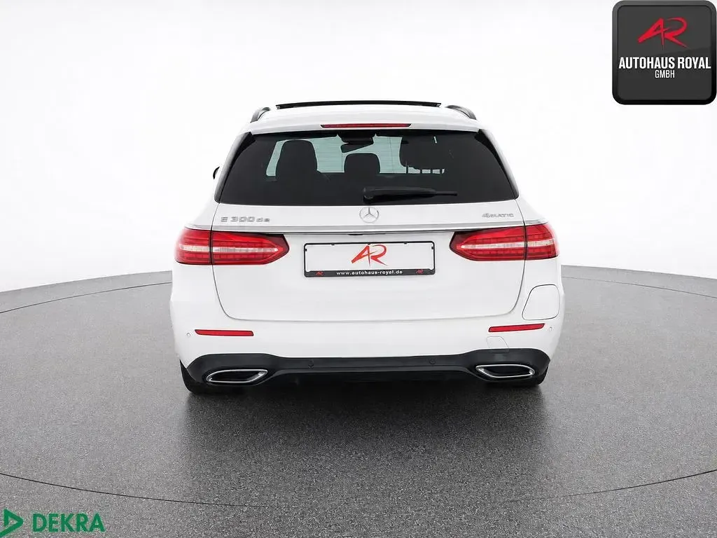 Gebraucht Mercedes E300 AMG 306 PS (225 kW) 2022 Polarweiss Kombi