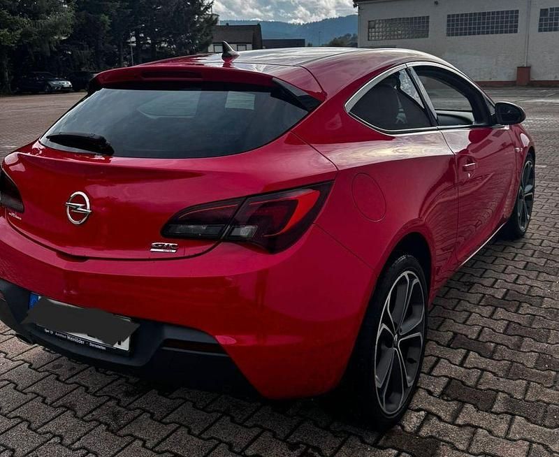 Gebraucht Opel Astra GTC Edition 179 PS (131 kW) 2011 Rot Limousine