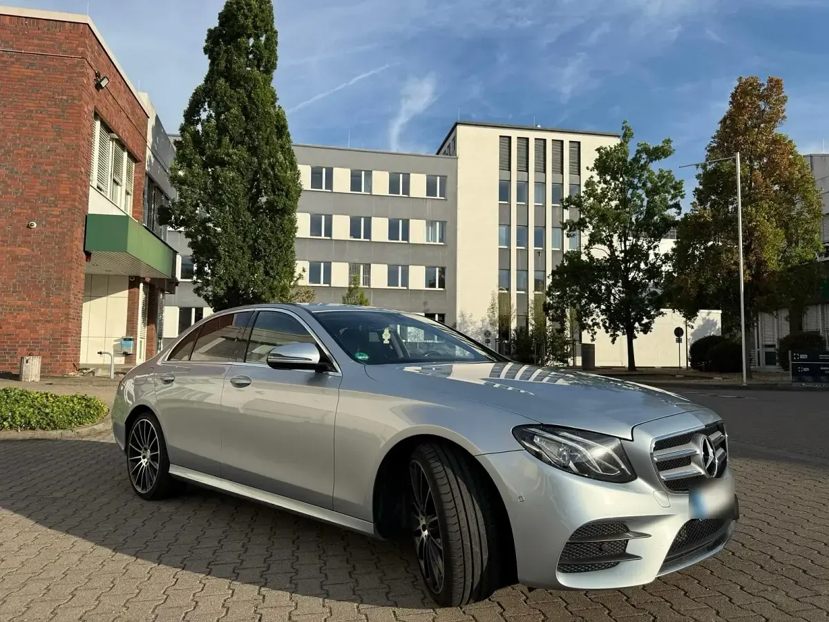 Gebraucht Mercedes E220 AMG line 194 PS (142 kW) 2017 Andere farben Limousine