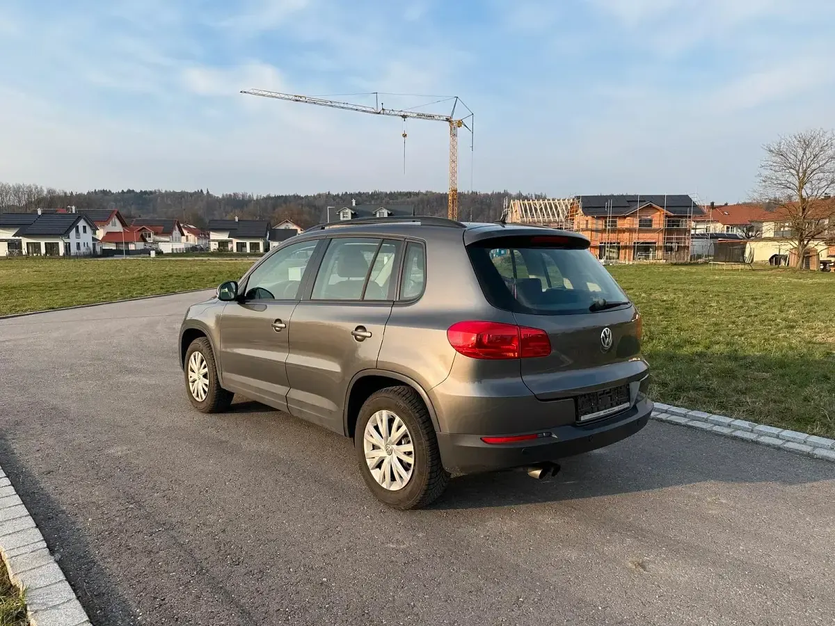 Gebraucht VW Tiguan Trendline 122 PS (89 kW) 2013 Grau SUV